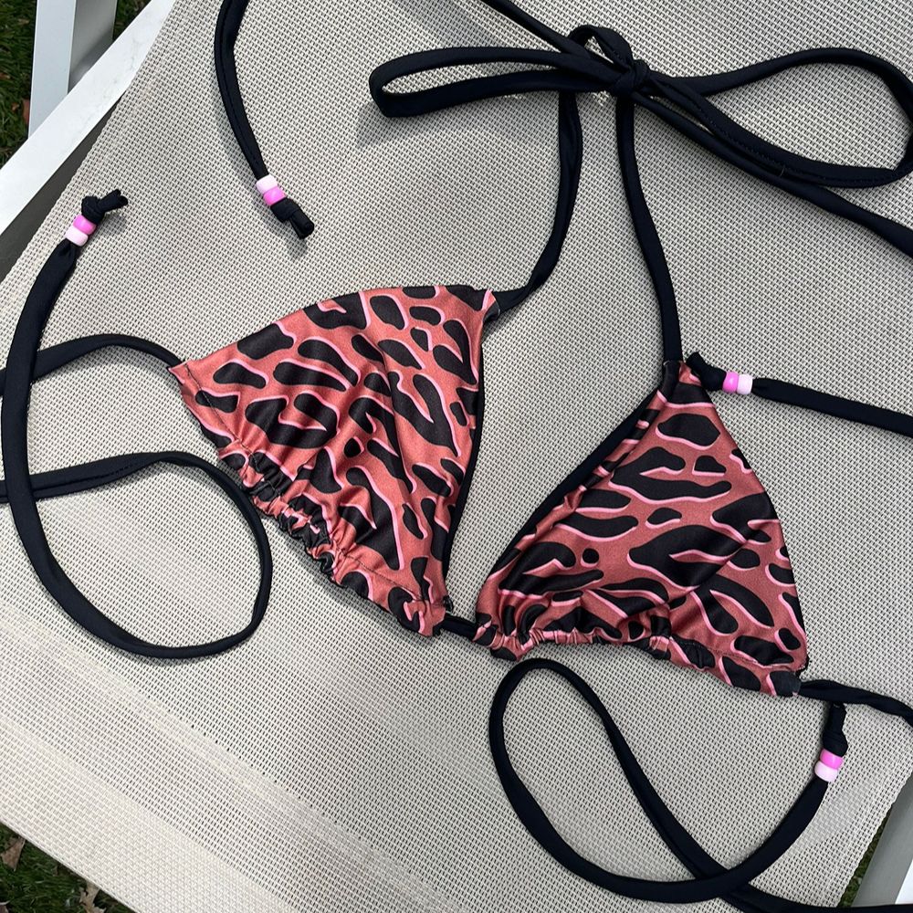 Perles acryliques pour haut de bikini